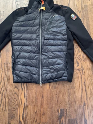 Svart pufferjacka från Parajumpers - Snygg svart pufferjacka från Parajumpers aldrig använd.