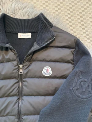 Svart Moncler Cardigan - Svart Moncler Cardigan. Skicka bud men ej skambud!, Byten funkar också.