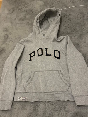 Polo Ralph lauren xs - Säljer denna Ralph lauren hoodien i Stl 10-12y vilket motsvarar 152 men passar upp till 165cm. Den har ett litet hål på bröstet som knappt syns men annars i bra skick. Hör av er vid frågor