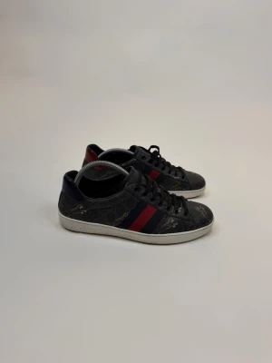 Gucci skor  - Hej! Säljer nu dessa väldigt populära och sällsynta Gucci supreme Skorna! Storlek UK 9 vilket motsvarar 43! Skick 9/10. Ny pris= 9500 kr, Säljs för 2399 kr! Kvitto finns! 