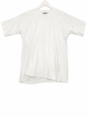 Amiri - Baggy fit tee - Säljer en klassisk vit t-shirt från Amiri med stor svart logga framtill. T-shirten har rund halsringning och korta ärmar. Perfekt basic-plagg med clean look och skön passform i mjuk bomull. Extremt baggy i passform, står M men kan dessutom passa en xl - L