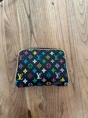 Louis Vuitton axelväska multicolor priset kan diskuteras - Hej! Denna väska har jag fått av min farmor 2018, denna väska är från 1980 talet när min farmor bodde i Asien. Inga dustbags eller kvitton medföljer jag kan inte heller garantera äktigheten men jag vad jag kan säga att denna väska är köpt på en marknad där Louis Vuitton nattjobbare fuskar och jobbar när de inte får på natten för att göra väskor och sälja dem. En rem medföljer (finns på bild) så du kan göra det till en axelväska eller bara ha den som en handväska. Väskan är nyttskick.