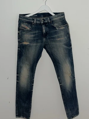 Diesel industry Jeans byxor - Helt nya Diesel industry byxor köpta i Orginal butik i Milano Italien så de är därför jag säljer dom här för att dom inte passar och kan inte lämna tillbaka. Men helt nya och väldigt bra skick. Pris kan diskuteras 