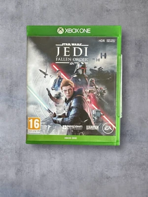 Star Wars: Jedi Fallen Order - Xbox One/Series X - Star Wars Jedi: Fallen Order – Komplett till Xbox One. Actionäventyr där du spelar som en ung jedi på flykt från Imperiet. Fungerar även på Xbox Series X.    #xbox #xboxgame #xboxgames #starwars #starwarsgame #starwarsjedifallenorder #starwarsxbox #spel #xboxspel #starwarsjedifallenorderxbox #xboxone #xboxseries #xboxseriess #xboxseriesx #xboxonex #jedi #jedifallenorder