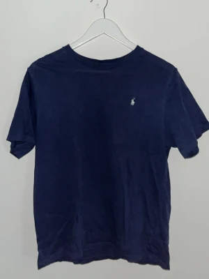 Polo Larph lauren t shirt - En snygg Polo Larph Lauren t shirt som är väldigt snygg, använt några gånger men inte urtvättad eller några hål, t shirten är xl i barnstorlek men ca S i vanlig storlek. Pris kan diskuteras 