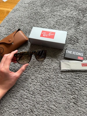 Ray ban boyfriend - Ett par ray ban boyfriend. Helt nya✅Perfekta till sommarn. Alla tillbehör på bilden medföljer✅Smidig affär=priset kan diskuteras. Frågor? Kom dm. Allt gott, mvh Noah