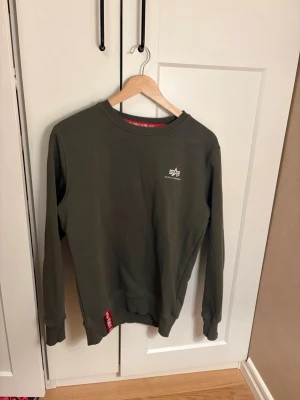 Alpha Industri sweatshirt  - Tjena, säljer denna fina alpha tröjan som är använd fåtal gånger. Inga tecken på användning, felfri. Storlek S, meddela vid frågor 