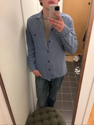 Cardigan Dobber - Snygg Cardigan från Dobber. Modellen är 187 väger 75 kg, Storlek M på denna. Hör gärna av er vid frågor✨