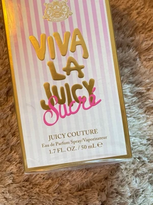 Juicy Couture Viva La Juicy Sucré 50ml - Juicy Couture Viva La Juicy Sucré . Flaskan rymmer 50 ml och doften är känd för sina söta och fruktiga toner.