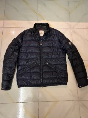 Moncler  - Perfekt för höst/vår och sommaren. Tunnare jacka från moncler i storlek 4, den passar bäst som stor M/ vanlig L. Äkta såklart går att leta upp något äktahetsbevis vid önskemål. Nypris 11500kr