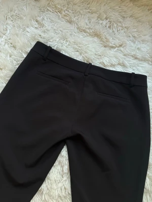 Low waist kostymbyxor  - Fina oanvända kostymbyxor från bikbok, storlek 40 skulle säga M mer. Low waist, raka ben, lite bootcut