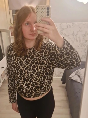 Leopardmönstrad tröja - Cool långärmad tröja från Zara med leopardmönster i svart, beige och vitt. Tröjan har rund halsringning och är i bekvämt material. Skriv vid intresse❤️
