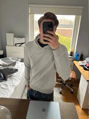 APC hoodie  - Hej, säljer en otroligt clean A.P.C. hoodie i size M fits S. Perfekt skick, köpt för 2500kr ny på NK, säljs för 650kr - STEAL 🔥