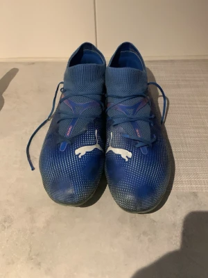 Puma Future FG/AG - Säljer mina puma future som är använda i 1 säsong. Puma Future är en sko som är känd för att vara skön och passar de flesta fötter. Men tyvärr har de blivit för små. Ska sägas att det är lite svarta fläckar här och där för jag har spelat mycket på konstgräs med dom. Kan tänka mig att gå ner lite i pris