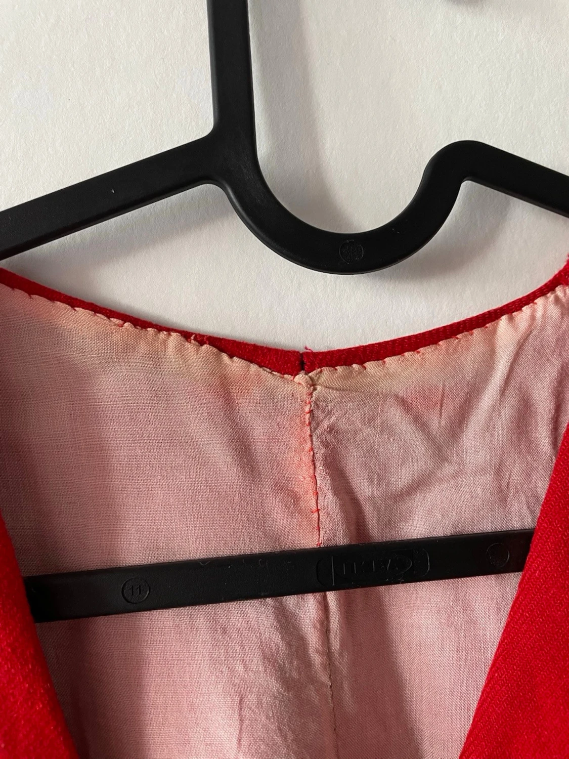 Röd broderad väst med blommor - 4