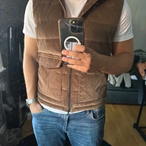 Brun väst från Stenströms - ❄️❄️ VINTER REA  ❄️❄️ Säljer en brun dunväst från Stenströms i manchester. Knappt använd och i nyskick. Perfekt för lager-på-lager och väldigt soft. Passar mig perfekt är 185.