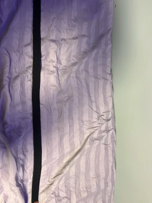 Svart bälte i skinn med silverdetalj - Snyggt svart bälte i skinn med klassisk silverfärgad spänne. Perfekt till jeans eller byxor för en stilren look. Enkel design som passar till många outfits.