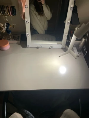 Superfin beige stickad tröja  - Jättefin stickad beige tröja från Zara, lite polo i halsen, jättebra skick och inte använd många gånger. Noppar av den innan jag skickar, större i storleken. Jätte mjuk och mysig, liten ficka på bröstet 