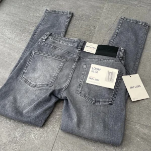 Jeans slim - Helt nya grå slim fit jeans från Only & Sons, modell Loom Slim | Storlek 28/30 och passar dig runt 170-175 (modellen är 173cm lång) | Vid några funderingar tveka inte att fråga 👍
