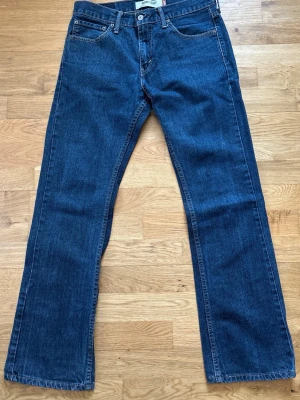 Vintage Levis 527 bootcut - Snygga vintage Levis 527 bootcut jeans. (32/30) Längd:101cm midja:42cm benvidd:20cm.                     Ställ gärna frågor✅