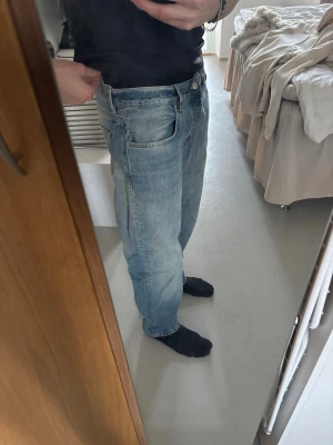 Ljusblå baggy jeans med raka ben - Säljer ett par ljusblå jeans med avslappnad, baggy passform och raka ben. 