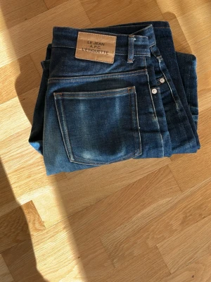  A.P.C. Jeans - Hejjj och välkomna till Liljestrand nu säljer vi ett par APC jeans sjukt snyggga och eftertraktade Tyvär inte selvedge men går endå att jobba med kom med frågor och mer nypris är omkring 2000kr vårt pris endast 600kr MVH LILJESTRAND