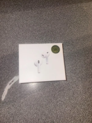 AirPods 3 pro  - Säljer ett par vita Apple AirPods Pro med aktiv brusreducering och laddningsetui. In-ear-modell med utbytbara silikonpluggar för bästa passform. Snygg och stilren design i plast, perfekt för dig som vill ha trådlösa hörlurar med grymt ljud.