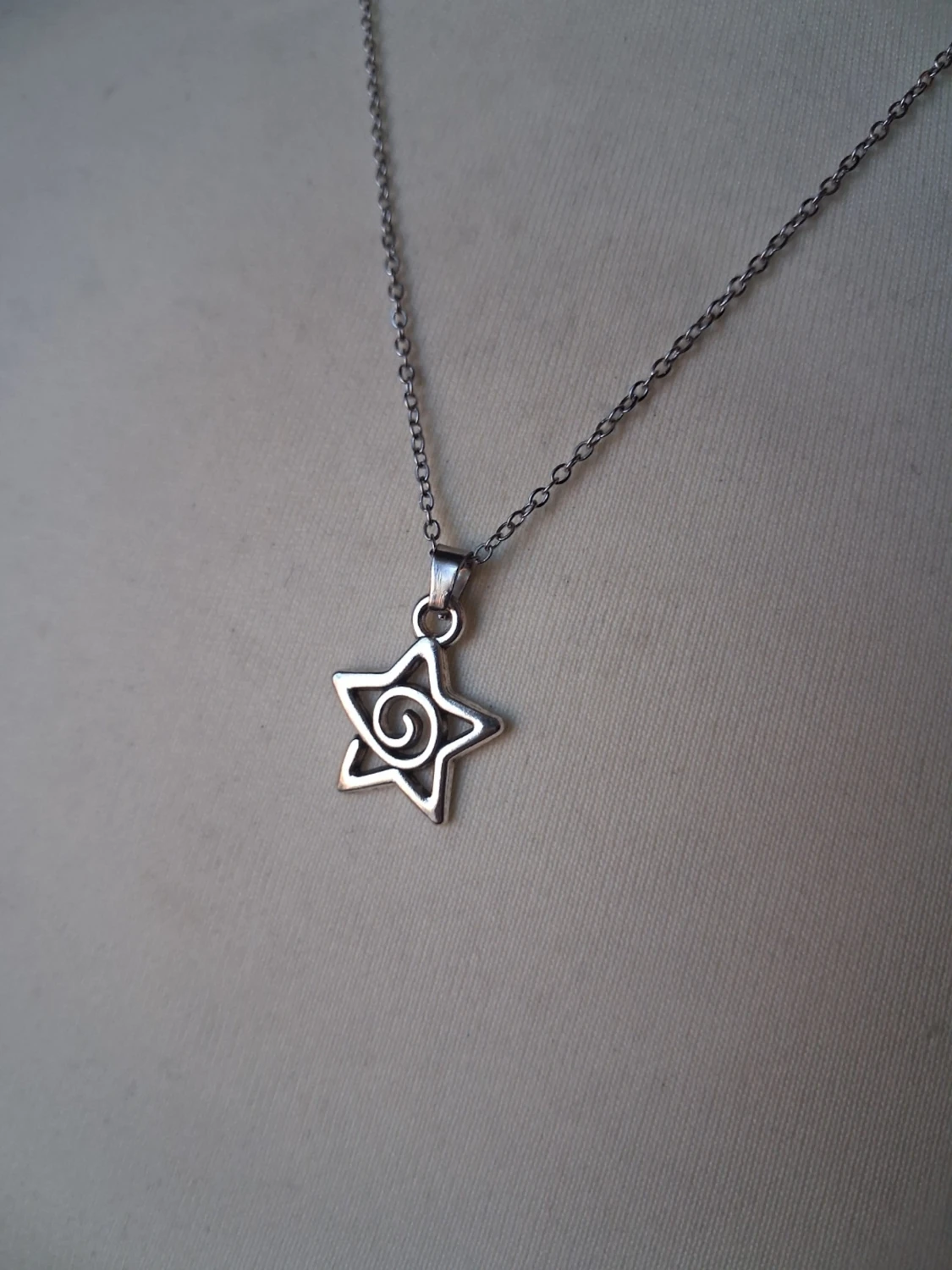 Silverfärgat halsband med stjärnhänge - 2