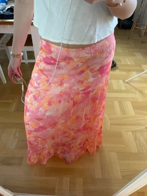 långkjol - Långkjol i finaste färgerna🩷🧡