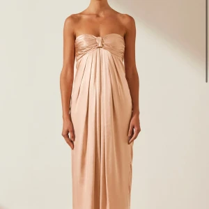 La lune strapless dress  - Fin klänning som tyvärr var för liten för mig. Storlek US 4. Skulle säga att den är som en 34 i storleken. Aldrig använd med lappen på. Köpt för 3500 original 🤗