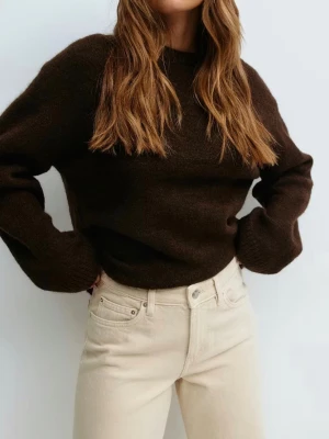 Stickad tröja  - Super fin brun stickad tröja från Gina Tricot som passar perfekt till alla stilar💓Är i bra skick utan större tecken på användning. 