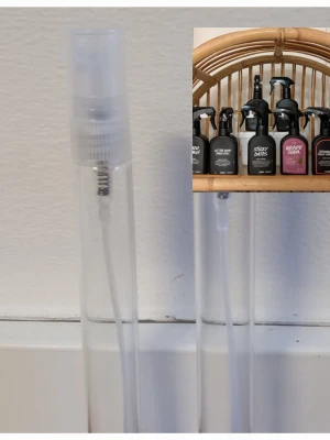 Lush splitpaket 💜 - 2 stycken 10 ml glasdekanter med spray ✨️Välj bland dessa dofter 🔅The comforter 🔅Let the good times roll 🔅Grape soda 🔅Milky bath🔅Avocado co-wash 🔅Sex bomb 🔅Strawberry feels forever 🔅Sticky dates 