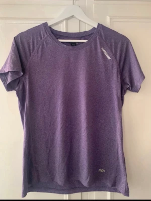 Lila tränings-tshirt  - Snygg lila tränings-tshirt från Karhu, i jättefint skick.  Tillverkad i ett lätt och snabbtorkande funktionsmaterial som passar perfekt till gymmet eller löprundan.  Storlek M