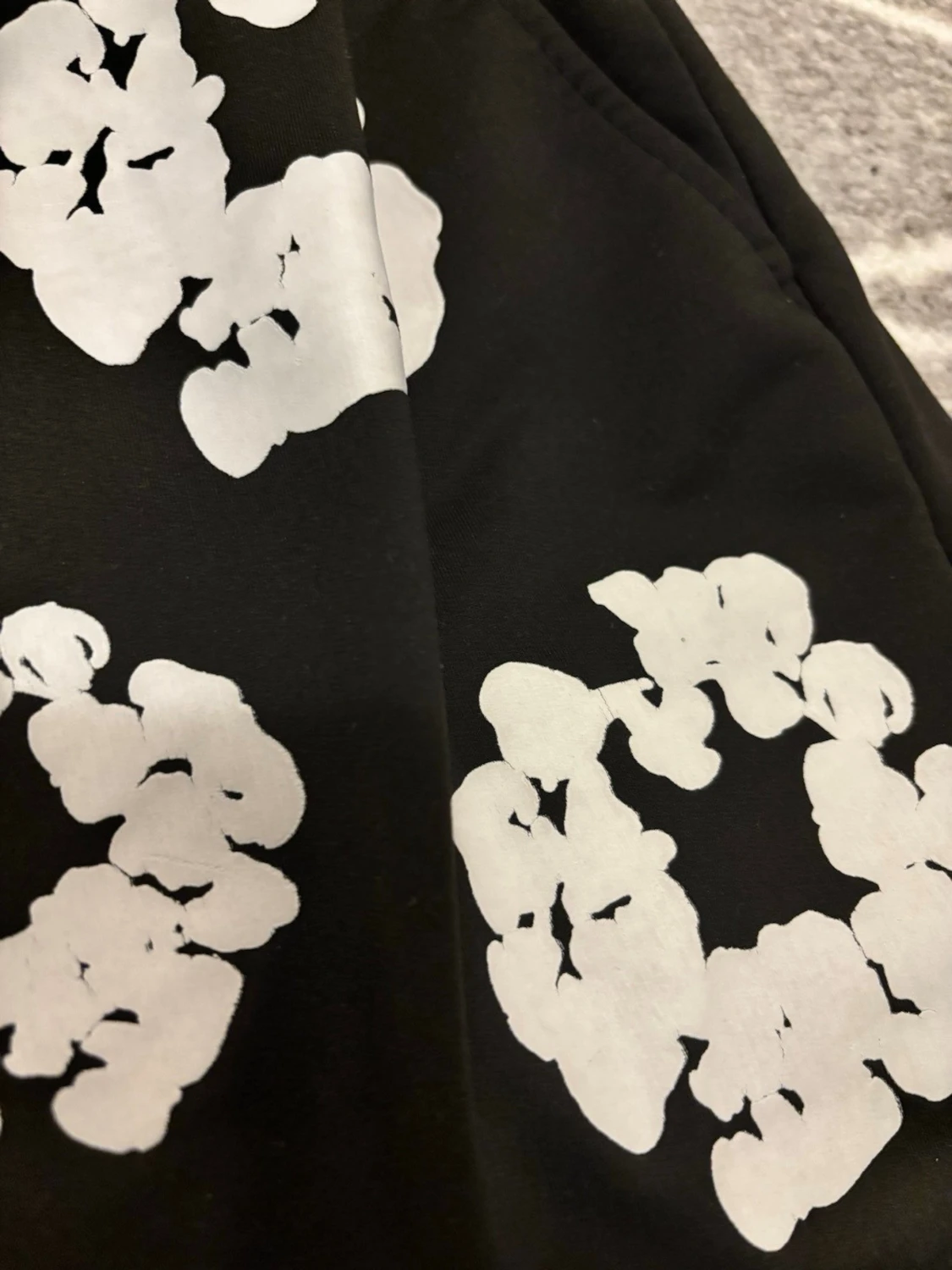 Svarta shorts med vita blommor - 1