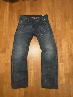 Vintage Diesel Jeans - Vintage straight leg jeans.  Brand: Diesel Tagged size: 32/32  Waist (flat): 40cm Length: 105cm Leg opening: 21,5cm  Follow my profile for 10% off your purchase!  More jeans available on my profile.  Nr: 16 