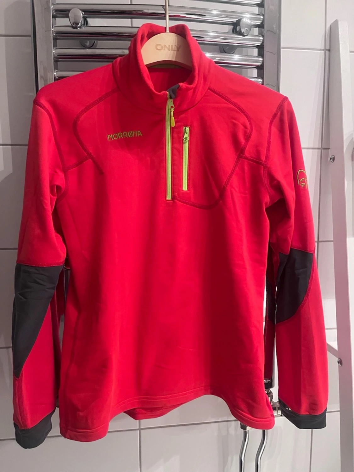 Röd fleece från Norrøna med dragkedja