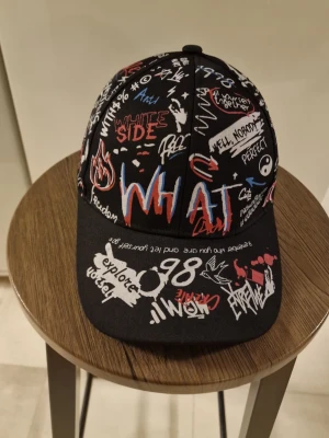 Baseball keps unisex - Baseball keps unisex. Graffiti-tryck Hip-Hop. Blå/svart. Höjd 11 cm. Omfång 56- 60 cm. Fram 7 cm. 100% polyester. Handtvättbar. Perfekt som present.