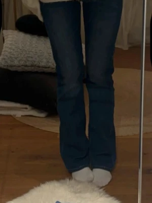 Mörkblå bootcut jeans - Säljer dessa eftersom de inte kommer till användning längre. Skriv för fler bilder! 