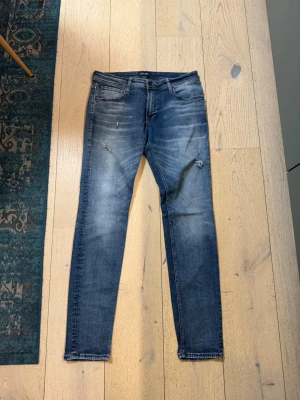 Jeans från Jack & Jones - Feta jeans från Jack & Jones, feta som fon och sitter som replay anbass fast lite tajtate vilket då är lite schysstare😉 W36L34