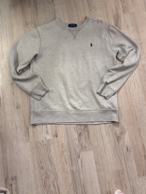 Grå sweatshirt från Polo Ralph Lauren - Tja! Säljer nu denna skit fina och jätte bekväma tröjan från Ralph Lauren. Denna är använd en gång och har inga tecken på användning. Säljes då den blivit för liten, pris går att diskuteras med rätt köpare🙌