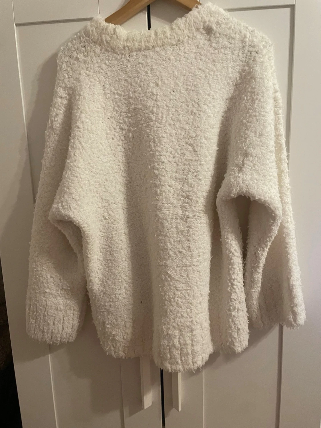 Vit fluffig stickad tröja - 1