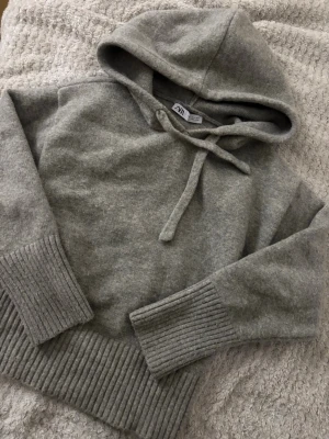 Zara hoodie - Säljer denna stickade hoodie från Zara, då den tyvärr inte kommer till användning längre. Men är i ett mycket fint skick!!! Stolek S men passar mig simmärken kan ha xs. Skriv om det är något ni undrar💞💞💞