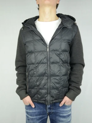 Massimo Dutti hybrid cardigan  - MASSIMO DUTTI HYBRID CARDIGAN Storlek : XXL Passform : Mindre som XL / L Användning : Jackan är i ett väldigt fint skick utan defekter Nypris : Cirka 1800SEK Modellen på bilen är 182CM och väger 78KG