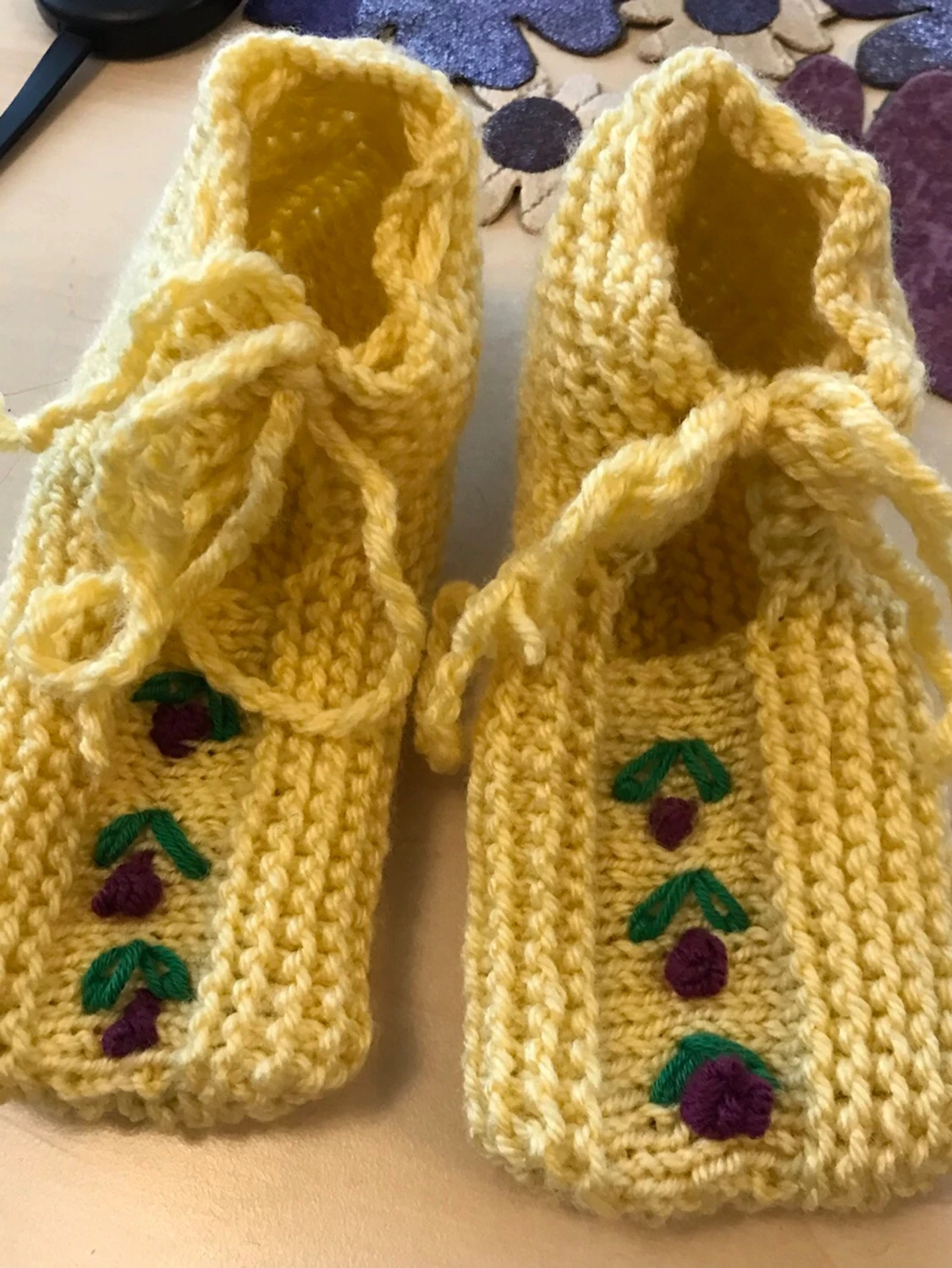 Färgglad virkad mössa med tofs - 3