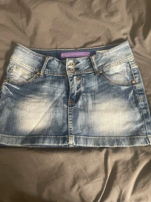 Blå jeanskjol - Snygg blå jeanskjol w28 men upplevs mindre, midja 37 cm, längd 31 cm, jättebra skick, använd ett fåtal gånger, köpt på plick för 500 kr