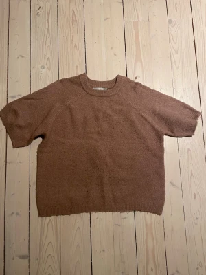 stickad tröja från lager 157 - Säljer en stickad tröja från lager 157 med korta ärmar och rund halsringning. Tröjan har en avslappnad passform och är perfekt för lager-på-lager-stil. Materialet är mjukt och ger en skön känsla mot huden. Den är knappt använd!