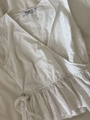 Vit topp NA-KD - Söt vit topp från NA-KD💞💞