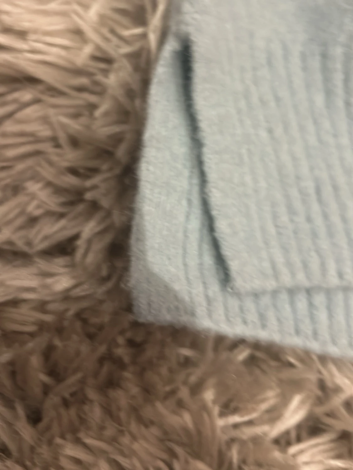 Ljusblå stickad tröja med text - 2