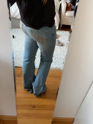 Lowwaist nelly jeans - Säljer nu mina lågmidjade nelly jeans med hål på knäna. De är tyvärr för långa på mig och är därför endast använda en gång, nypris 699🤍