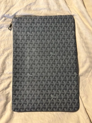  datorfodral i grått mönster - Datorfodral som ej kommer till användning, köpte den när jag va på semester, den passar alla laptopar + tillbehör såsom laddare och annat!  Priset kan absolut diskuteras!